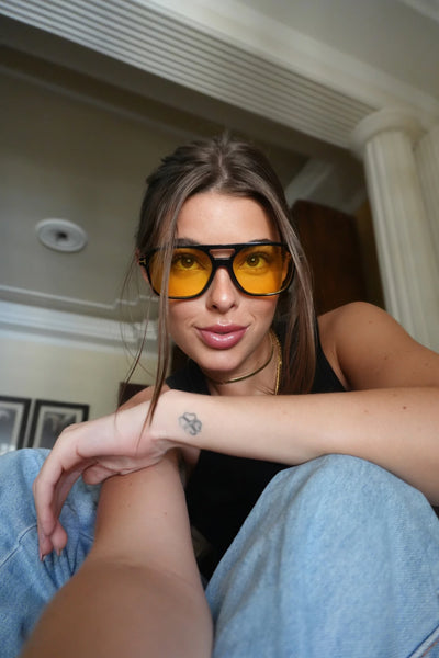 ÓCULOS THEODORA PRETO E AMARELO