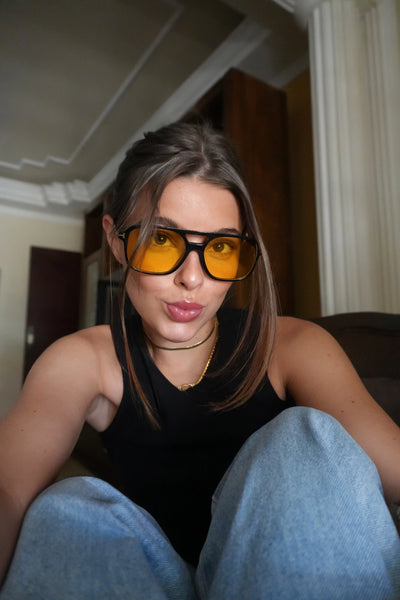 ÓCULOS THEODORA PRETO E AMARELO