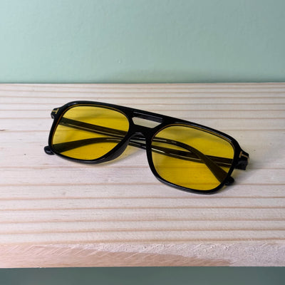 ÓCULOS THEODORA PRETO E AMARELO