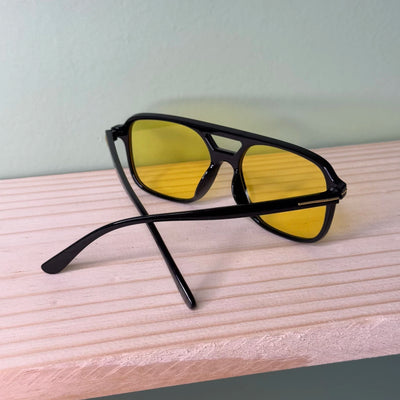 ÓCULOS THEODORA PRETO E AMARELO